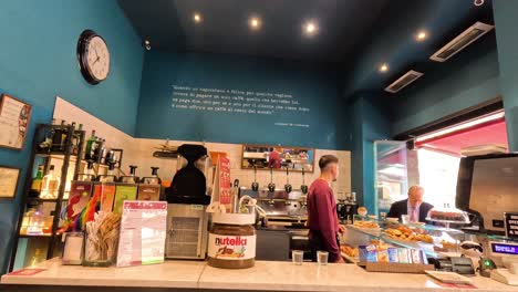 gente ordenando café en un café de milán