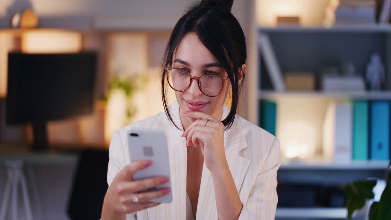 una mujer de negocios confiada administra una empresa con su teléfono inteligente