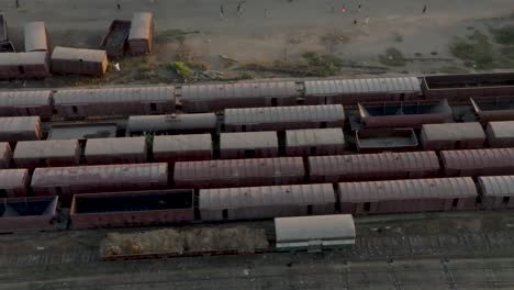 Vista-Aérea-De-Vagones-Y-Plataformas-De-Ferrocarril-En-La-Estación-De-Karachi