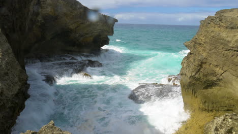 Olas-Del-Océano-Golpeando-Los-Acantilados-De-Las-&quot;cuevas-Indias&quot;-En-Puerto-Rico