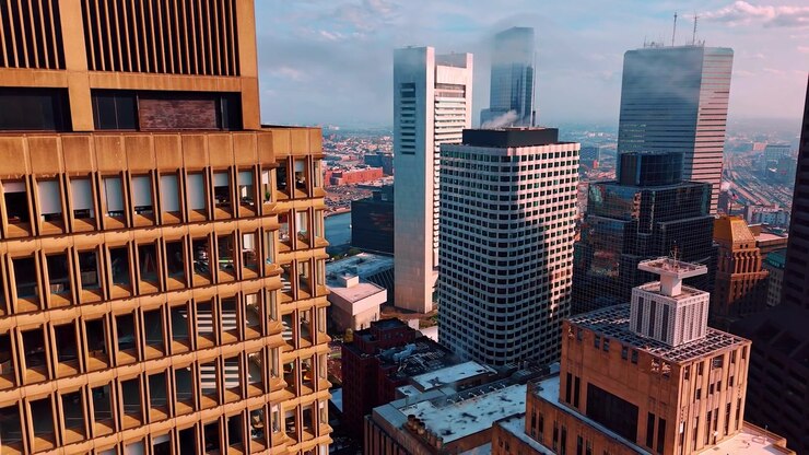Poluição atmosférica sobe do topo de edifícios altos. Poluição do ar na moderna Boston, Massachusetts, EUA. Perspectiva aérea