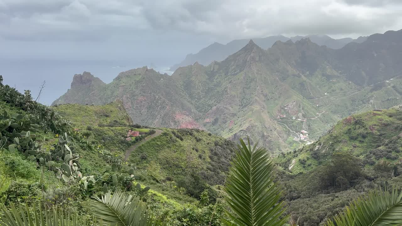 La cordillera del Macizo de Anaga se extiende por crestas verdes en Tenerife.