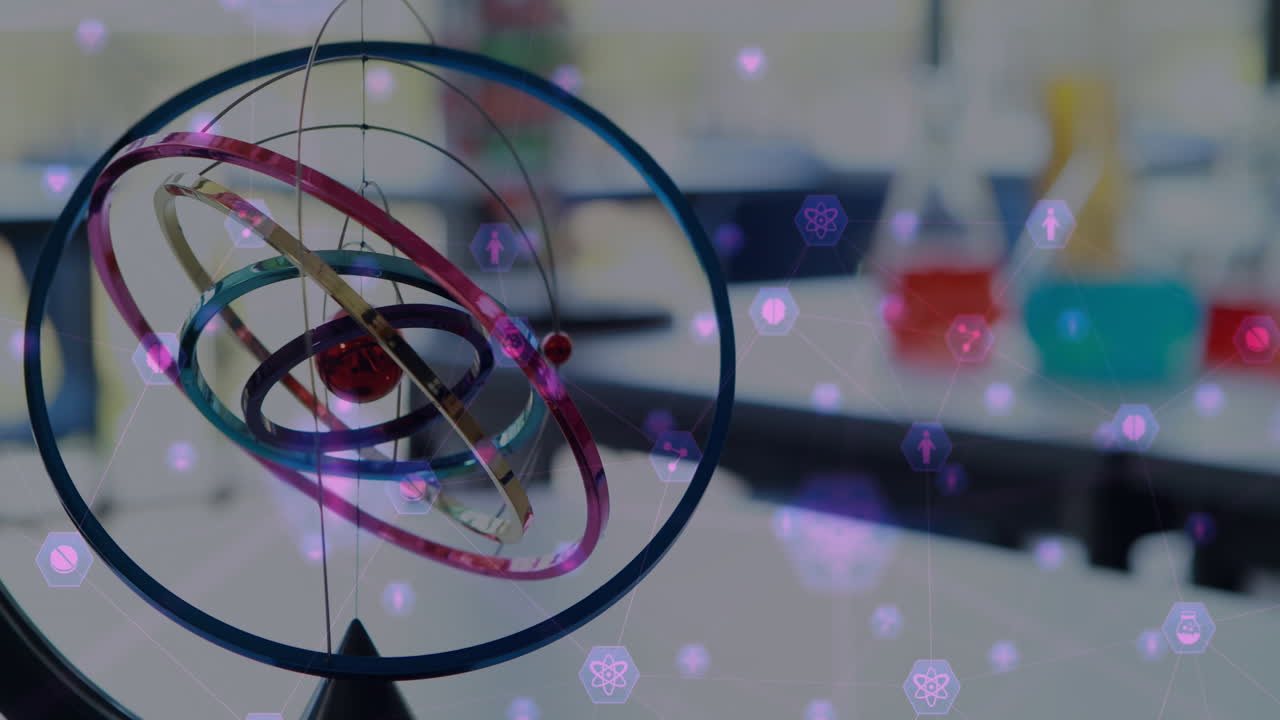 video compuesto digital de la red de conexión con iconos de interfaz contra el modelo de átomo en movimiento