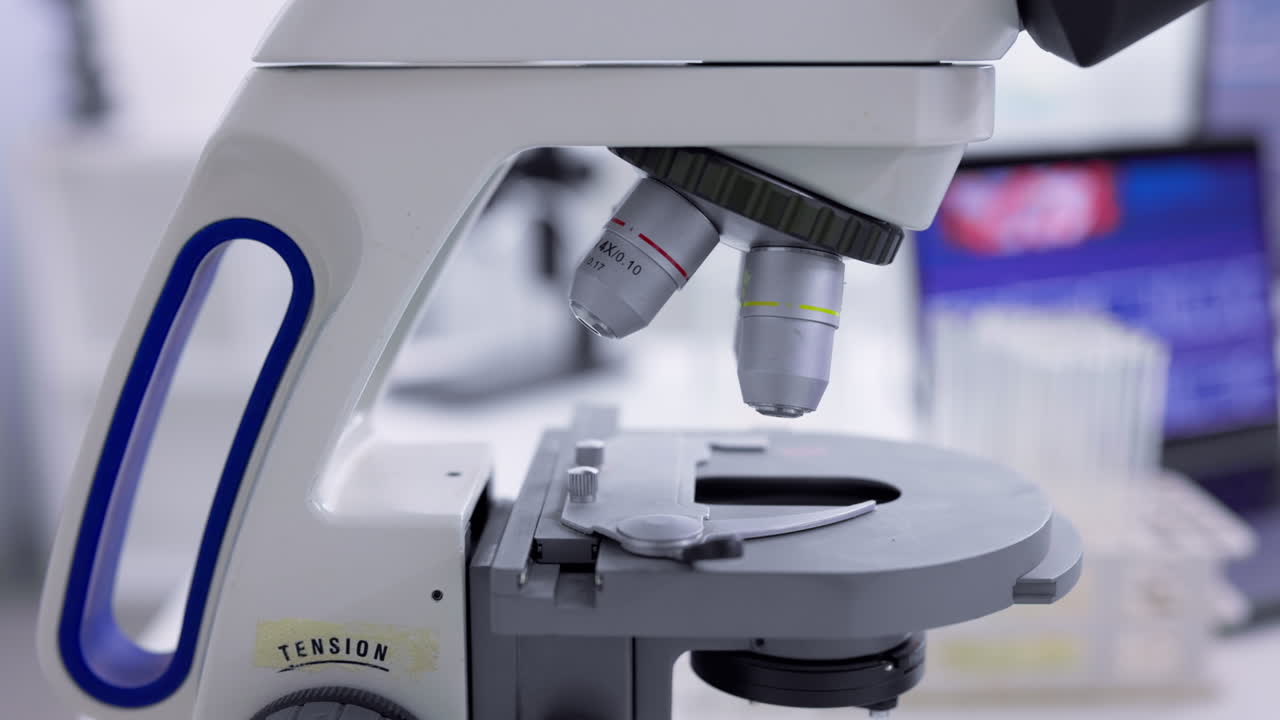 microscopio, muestra y científico con análisis