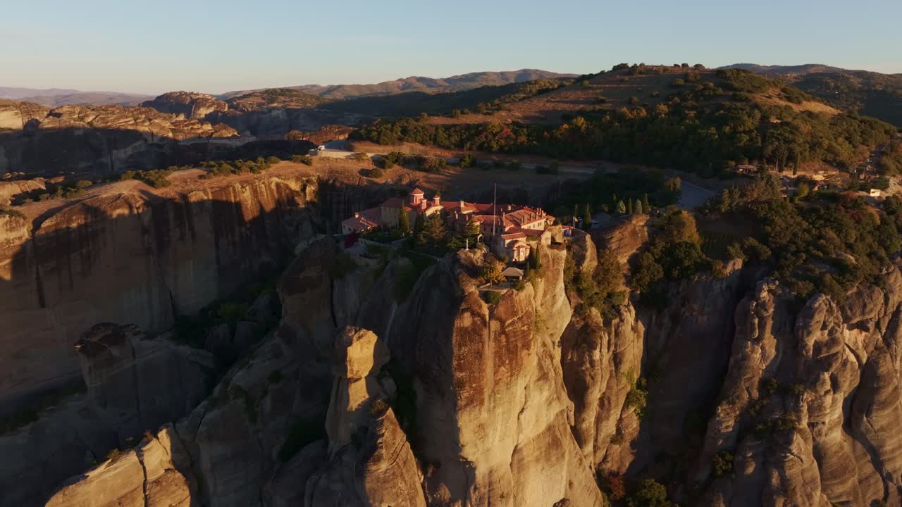 I Monasteri di Meteora in Grecia che risplendono all'alba in cima a scogliere rocciose