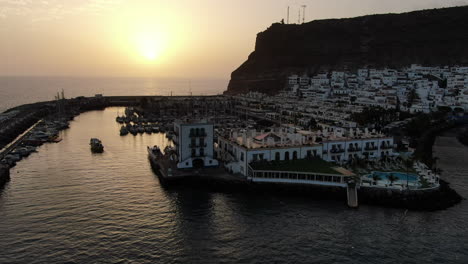 Puerto-De-Mogan:-Fantastische-Luftaufnahme-Im-Orbit-Und-Bei-Sonnenuntergang-Von-Puerto-De-Mogan-Auf-Der-Insel-Gran-Canaria