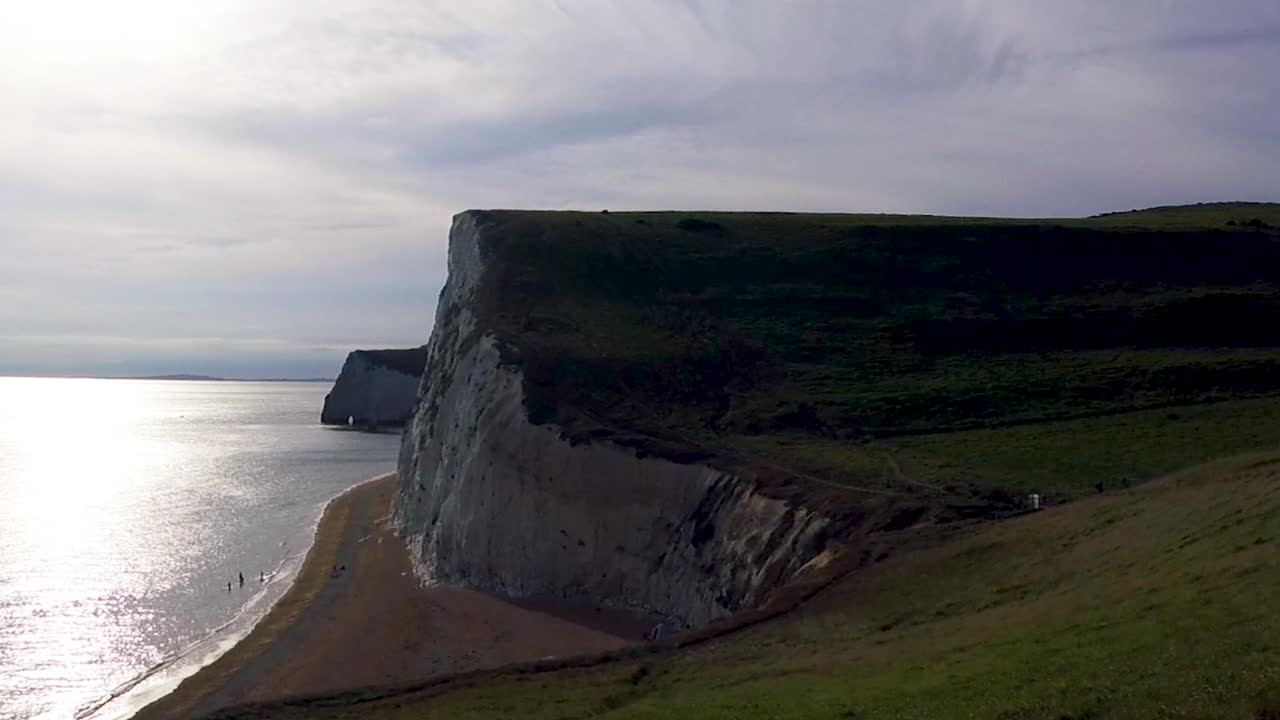 영국 도주 워스 (lulworth, dorset) 에 있는 듀르들 도어 (durdle door) 의 라기 해안의 가파른  석회암 절벽의 경치적인 풍경.