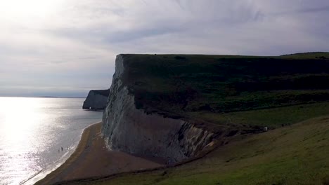 Vista-Panorámica-Del-Paisaje-De-Escarpados-Acantilados-De-Cal-Blanca-En-La-Costa-Jurásica-En-Durdle-Door-En-Lulworth,-Dorset,-Inglaterra,-Reino-Unido.