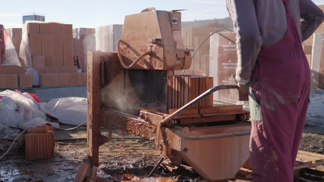 una persona está construyendo una casa en un sitio de construcción