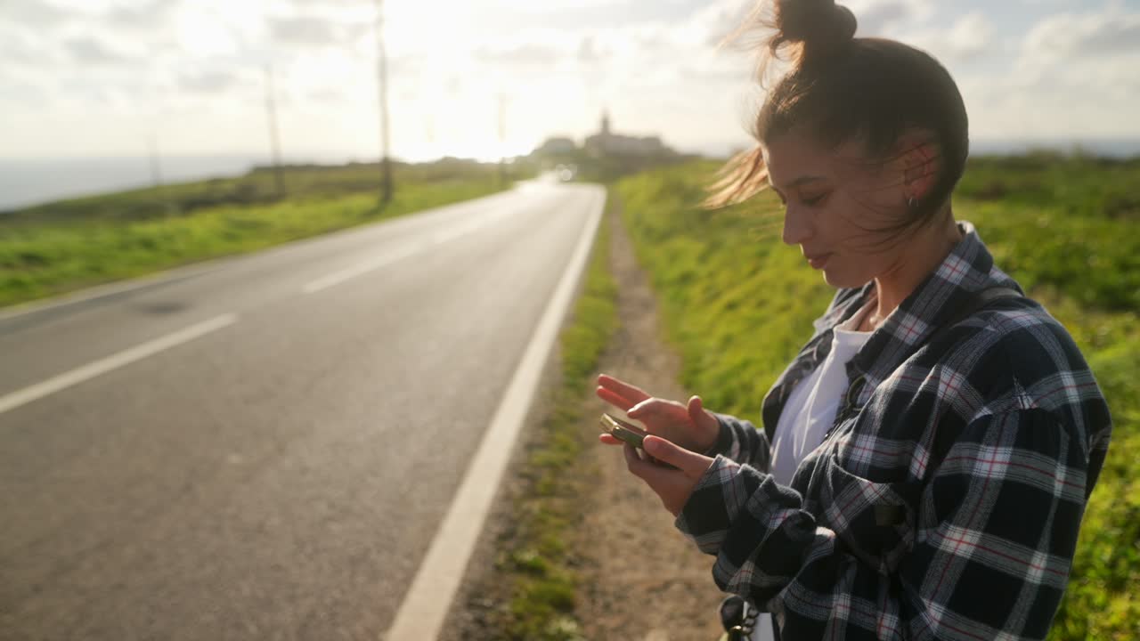 mujer usando un teléfono inteligente en la carretera