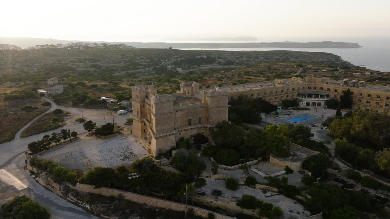 vista aérea rodeando el palacio de selmun, una noche soleada en la isla de malta