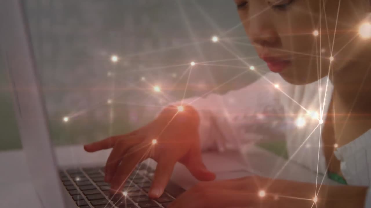 animación de una red de conexiones brillantes contra una chica asiática que usa una computadora portátil en la escuela.