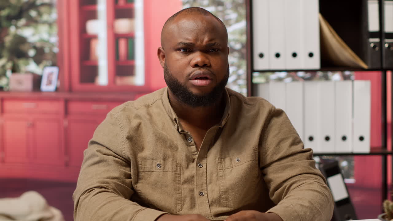 금융 통계를 분석하는 전문 사업가의 pov