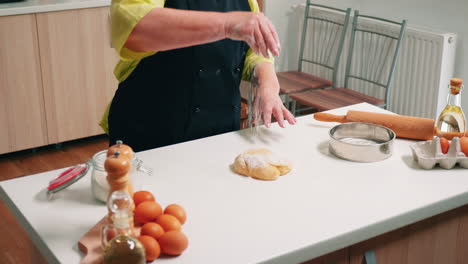 Mujer-Jubilada-Cocinando-En-Mesa-De-Madera