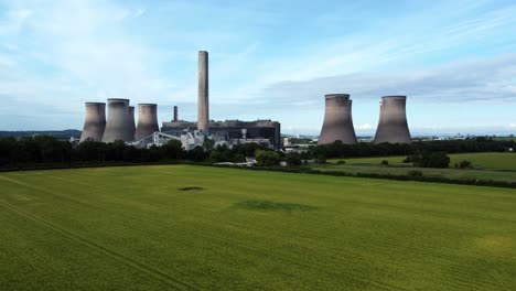 fiddlers ferry power station vista aérea torres de enfriamiento a través de cultivos agrícolas levantando