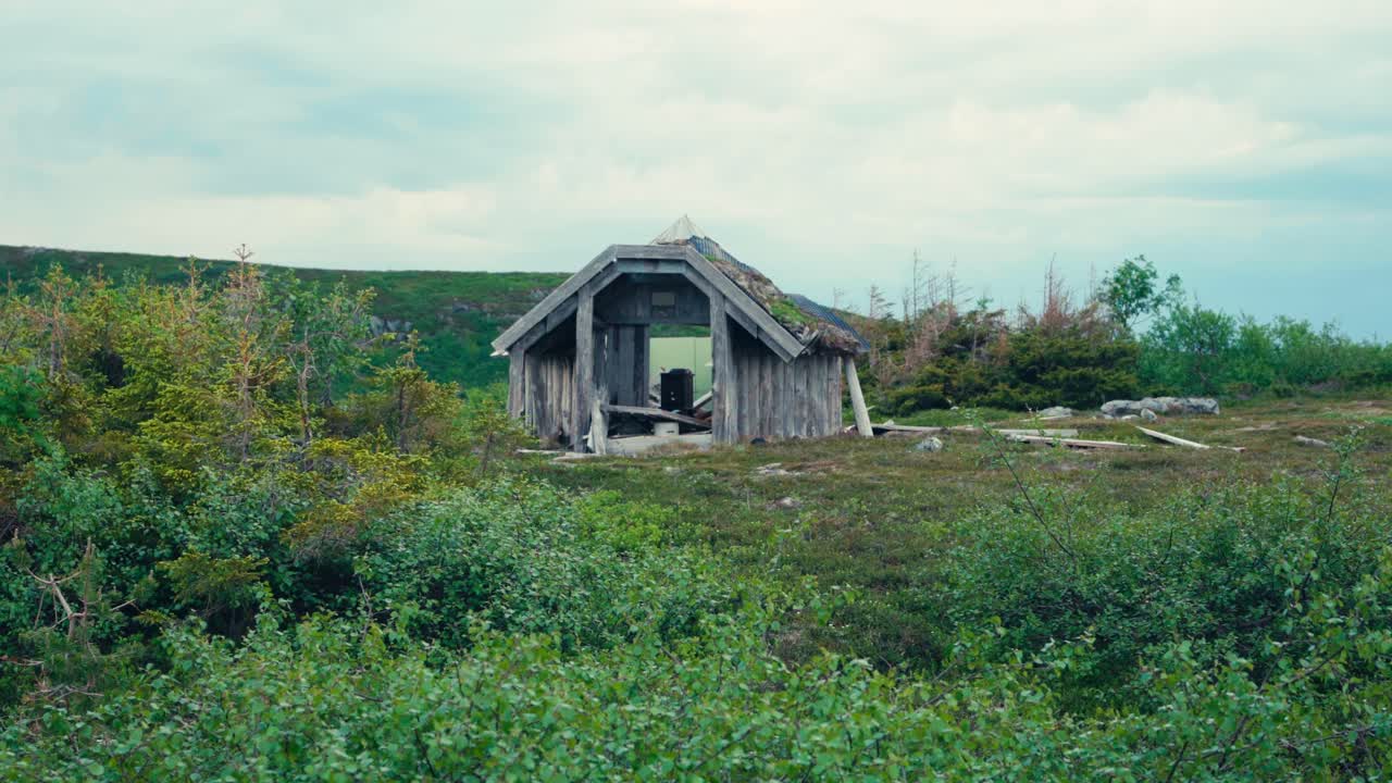 una cabaña de madera abandonada a lo largo de la ruta de skurven a mefjellsvatnet en indre fosen, trøndelag, noruega - toma de mano