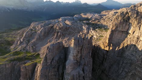 Viaje-Aéreo-Cinematográfico-Sobre-El-Laberinto-De-Picos-Y-Valles-De-Los-Dolomitas,-Que-Refleja-La-Belleza-Cruda-Y-El-Espíritu-Inquebrantable-De-Esta-Icónica-Cadena-Montañosa.