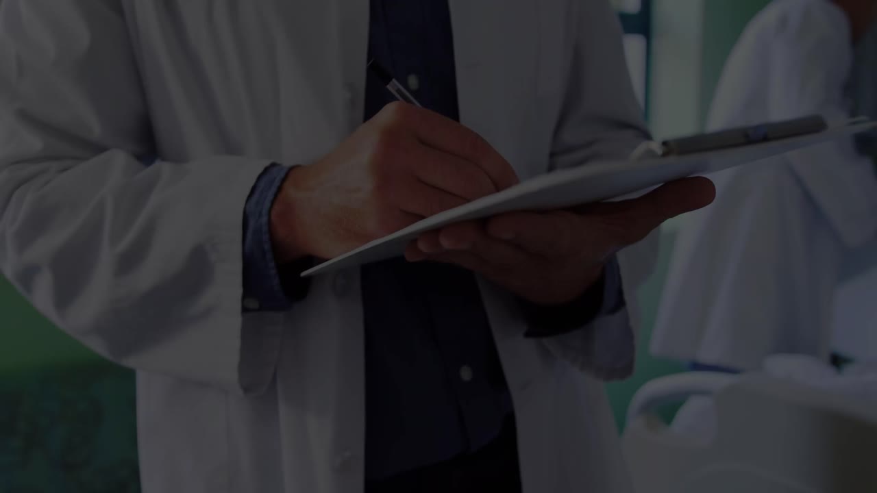 Animazione di dati finanziari sulle mani di un medico caucasico che scrive