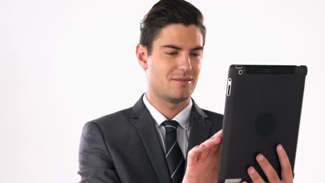 hombre de negocios usando una tableta digital