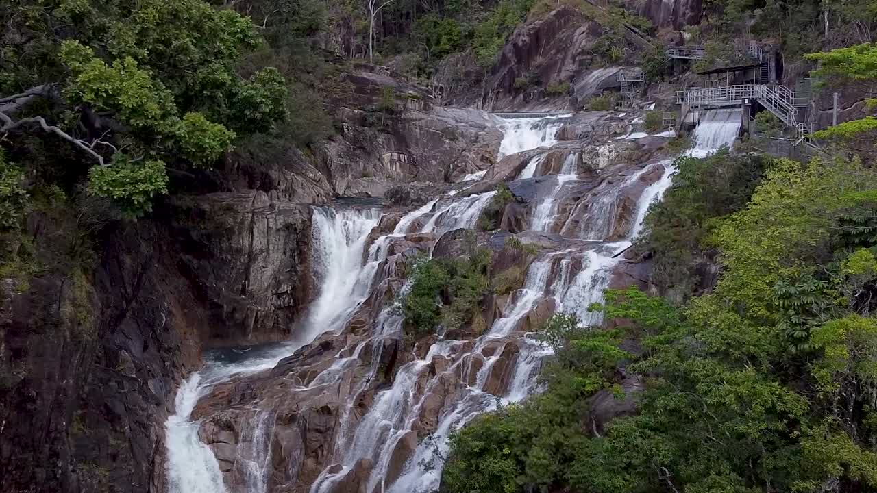 vista aérea de las cataratas del desfiladero de behana con agua cayendo en cascada