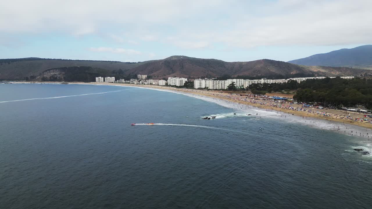 el agua juega en las costas chilenas