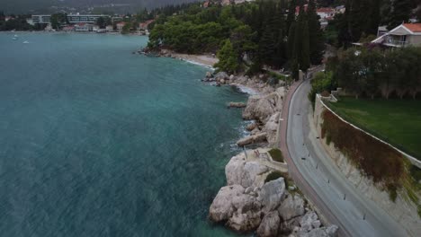 Video-De-Drones-De-La-Playa-De-La-Bahía-De-Mlini-Con-Acantilados-Rocosos-Y-Playas-Pedregosas-Y-Luego-Los-Alrededores,-Mlini,-Croacia