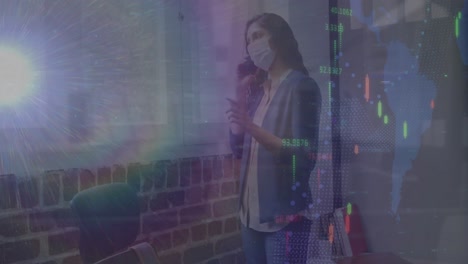 animación del procesamiento de datos sobre una mujer hablando en un teléfono inteligente con una máscara facial