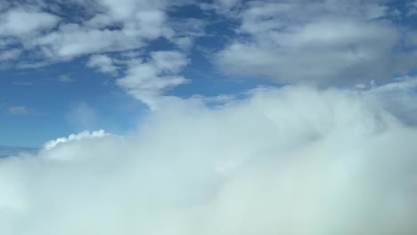 vista aérea desde la cabina de un jet mientras volaba sobre las nubes