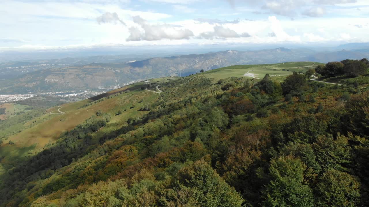 drone volando sobre los pirineos en francia con valle en segundo plano