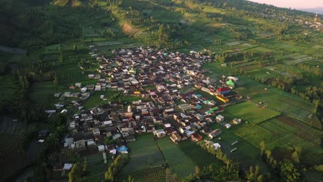 Blick-Aus-Der-Vogelperspektive-Auf-Das-Dorf-Auf-Wonosobo-Regentschaft-In-Zentral-Java,-Indonesien-Mit-Den-Umliegenden-Plantagen-In-Der-Aufgehenden-Sonne