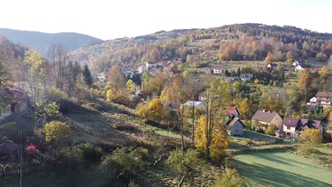 Un-Hermoso-Pueblo-En-Un-Colorido-Ambiente-Otoñal-Rodeado-De-Montañas