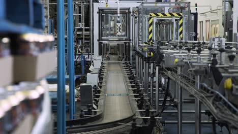toma panorámica de la correa transportadora inactiva en una gran fábrica