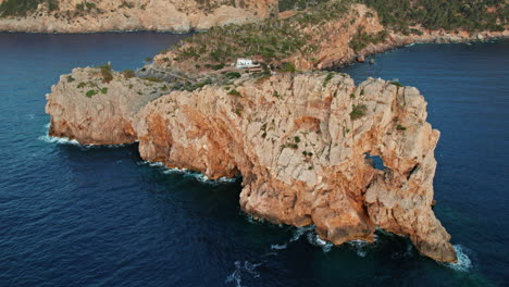 vista aérea de la punta de sa foradada, punto rocoso en mallorca, españa