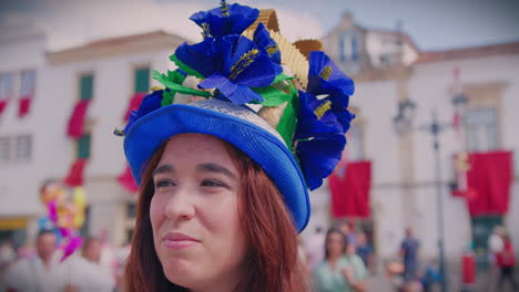 Mädchen-Beim-Festa-Dos-Travails-Tomar-Portugal-Mit-Einem-Traditionellen-Hut