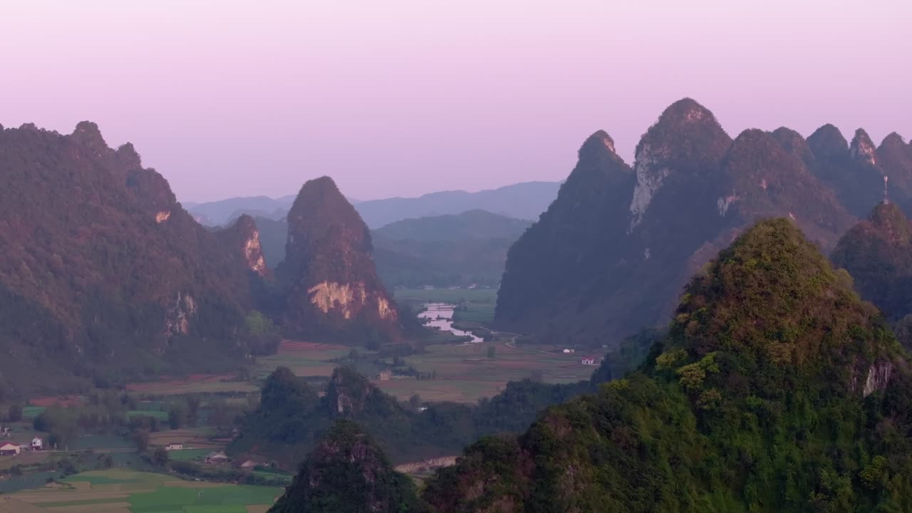 este vídeo captura la tranquila belleza de un valle en el norte de vietnam.