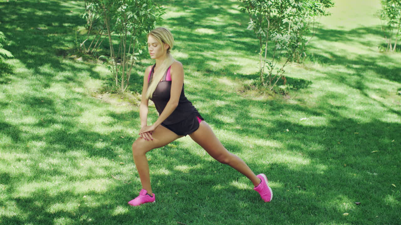 여성 피트니스 훈련 스트레칭 운동 야외