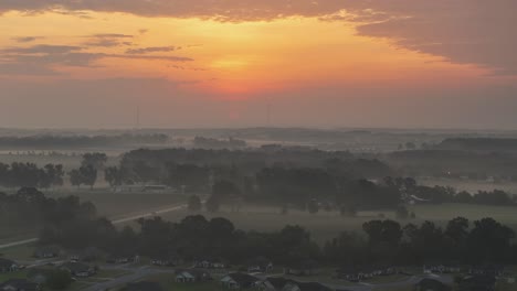 Vista-Por-Drones-Del-Sol-Saliendo-Sobre-Tierras-De-Cultivo-Rurales-En-Alabama