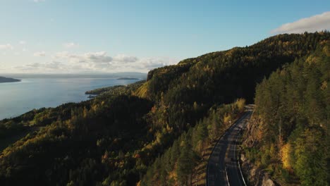 Puesta-De-Sol-En-La-Carretera-Entre-El-Bosque-Y-El-Lago-En-Noruega