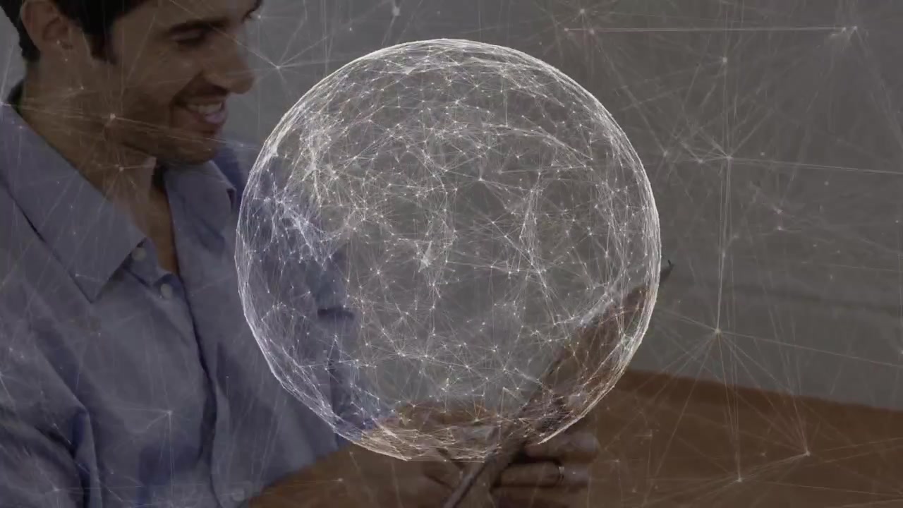 Homem levantando tablet e ativando uma sobreposição de globo em wireframe pulsante para visualizar uma rede de dados.