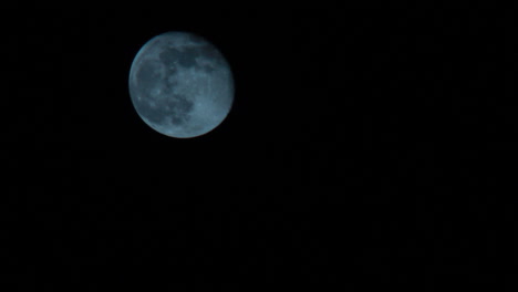 plano medio de la luna llena saliendo por la noche