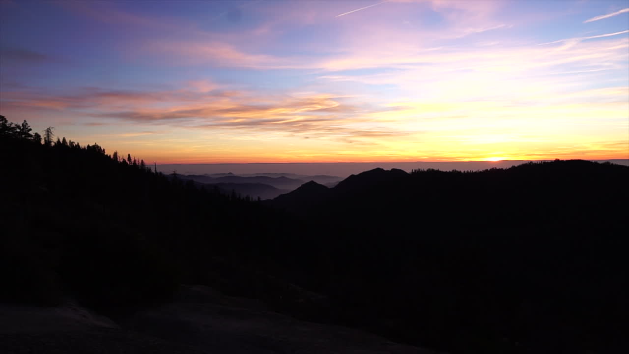 amanecer o atardecer sobre montañas con nubes y color naranja
