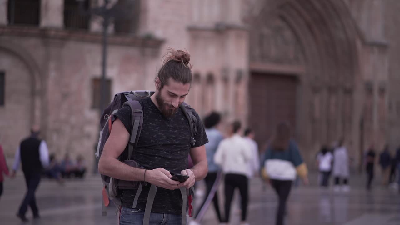 Turista che si scatta un selfie in una piazza