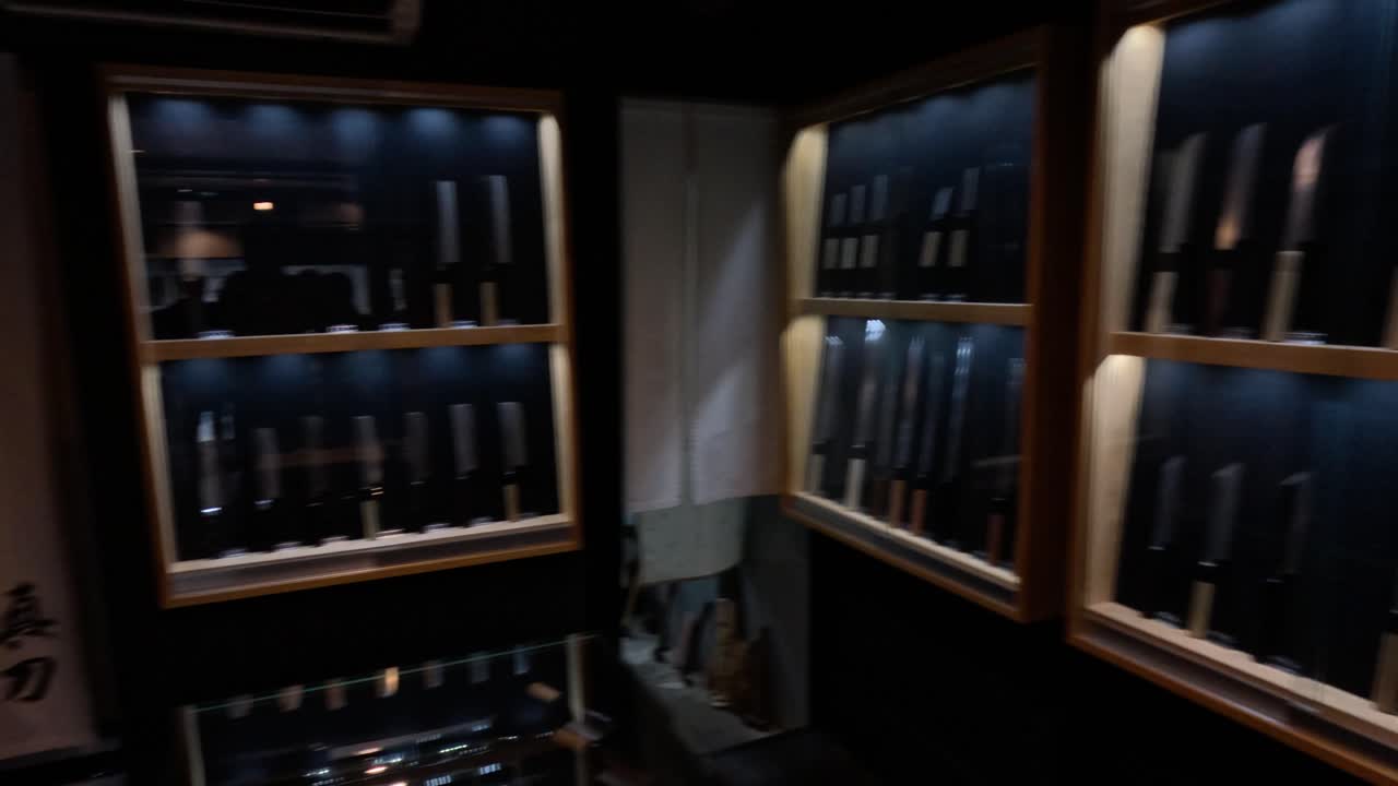 京都の店でナイフの展示