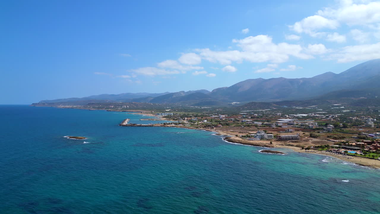 vista aérea de una pequeña isla con una pequeña capilla