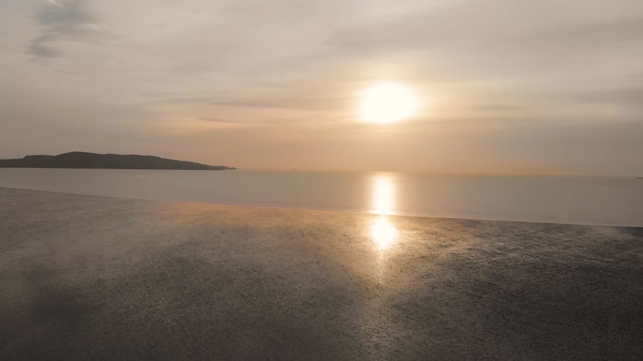 el amanecer en la playa de dollymount, dublín, irlanda