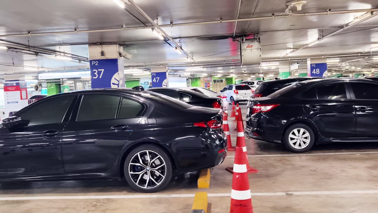 여러 차량이 있는 지하 주차장