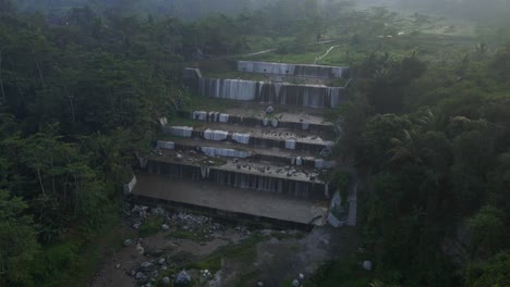 Vista-Aérea-De-La-Cascada-Watu-Purbo-O-&quot;grojogan-Watu-Purbo&quot;-En-La-Mañana-Brumosa