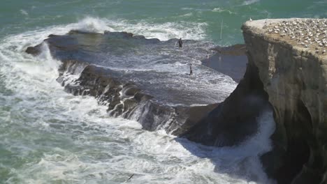 pêcheur pêchant du rocher