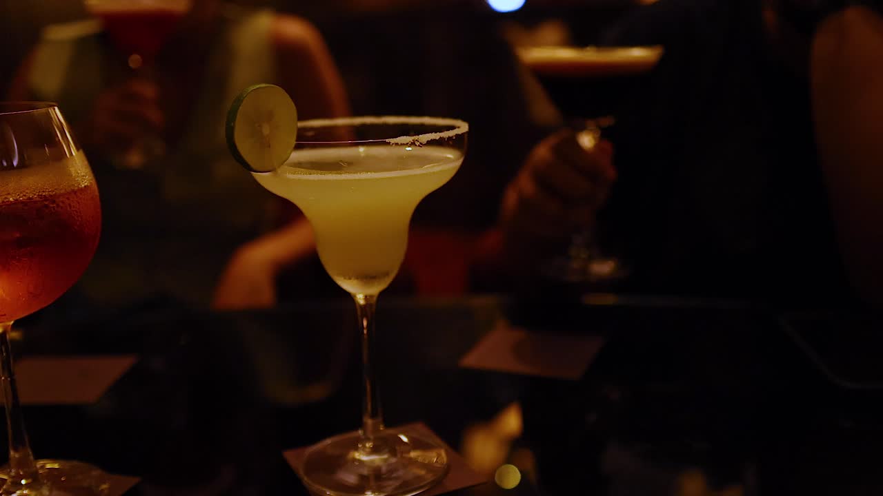 amici che si godono un drink in un ambiente accogliente