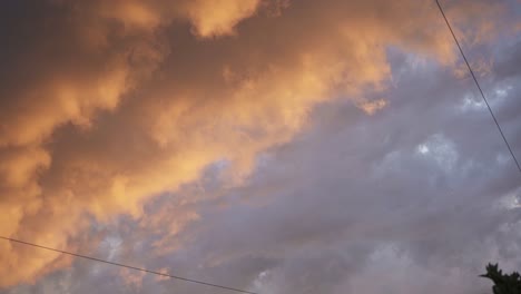 hermosa puesta de sol en el cielo con nubes naranjas y verde azulado